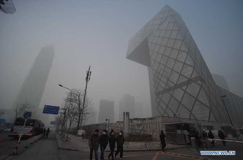 В Северном Китае объявлен "желтый" уровень опасности из-за смога
