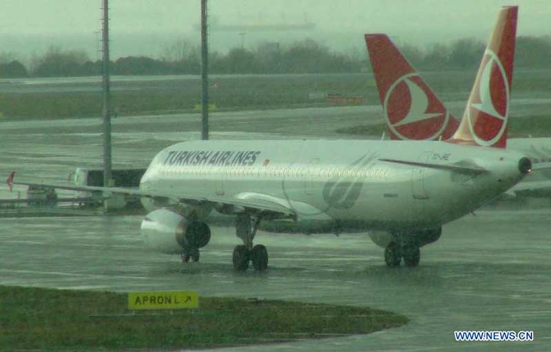 В Стамбуле из-за снежной бури отменено более 170 авиарейсов