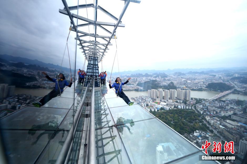 В Лючжоу открыли висячую стеклянную дорогу, построенную на крыше дома на высоте 303 м