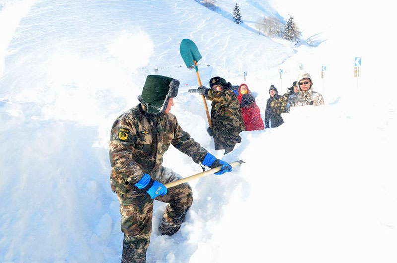 Синьцзянские пограничники вытащили автомобиль из снежной лавины