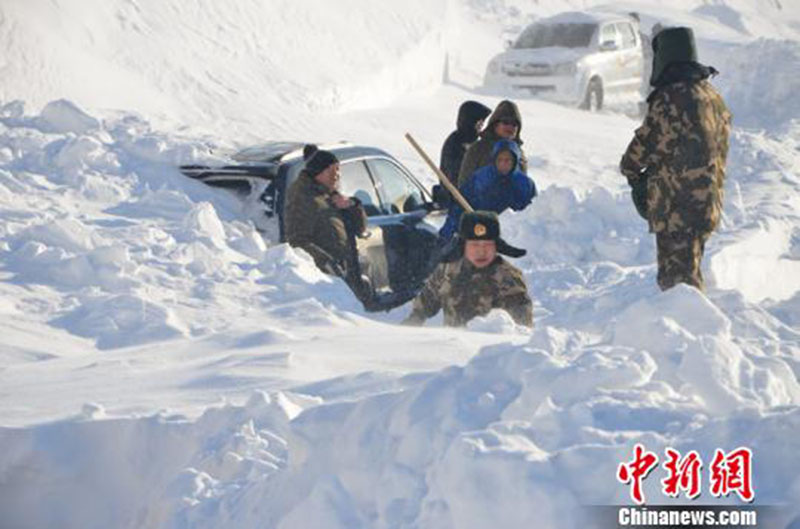 Синьцзянские пограничники вытащили автомобиль из снежной лавины