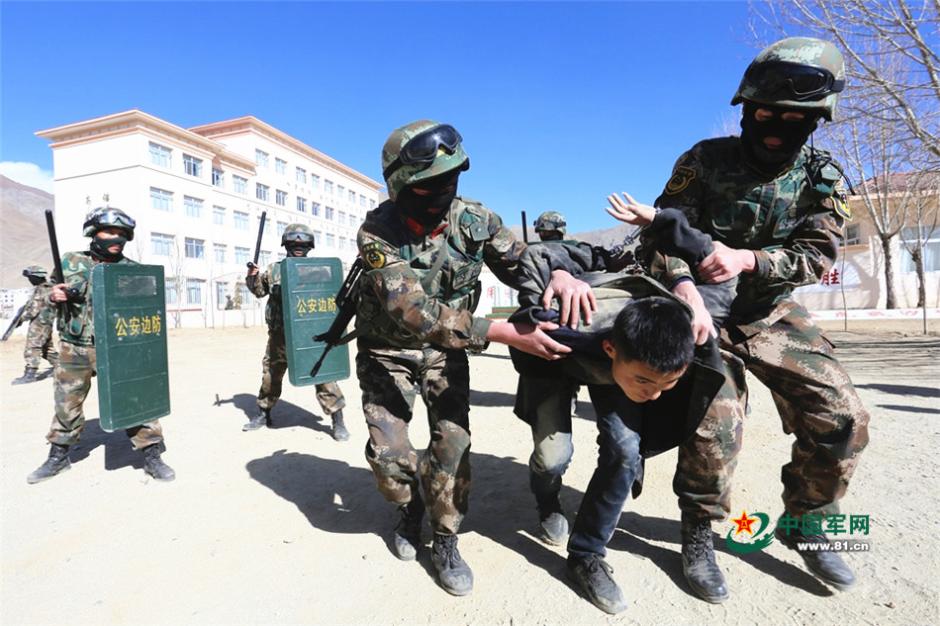Сотрудники военизированной полиции в Тибете провели антитеррористические учения