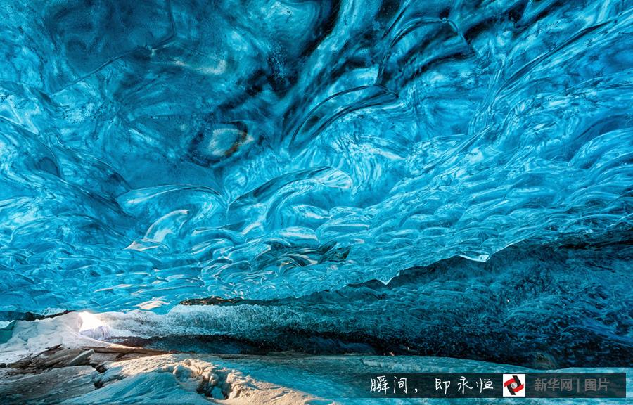 Необыкновенные пейзажи ледяных пещер