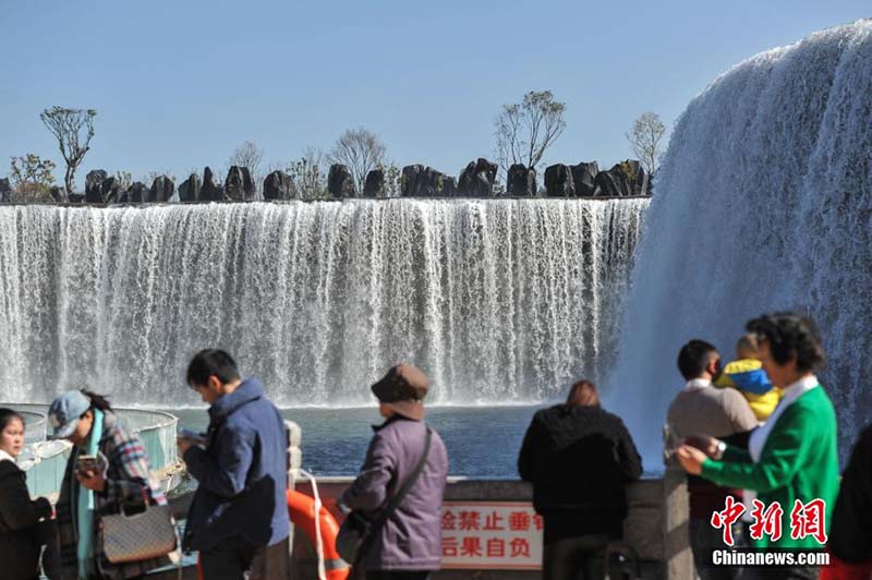 Крупнейший в Китае искусственный водопад появился в городе Куньмин