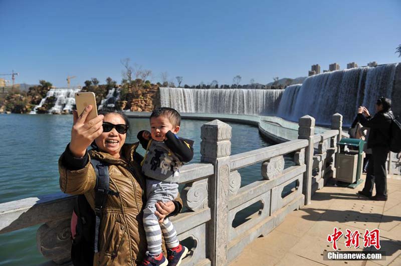 Крупнейший в Китае искусственный водопад появился в городе Куньмин