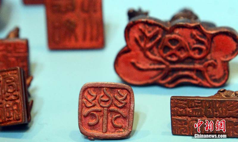 Медные печати тысячелетней давности в форме знаков китайского зодиака представлены в Фучжоу
