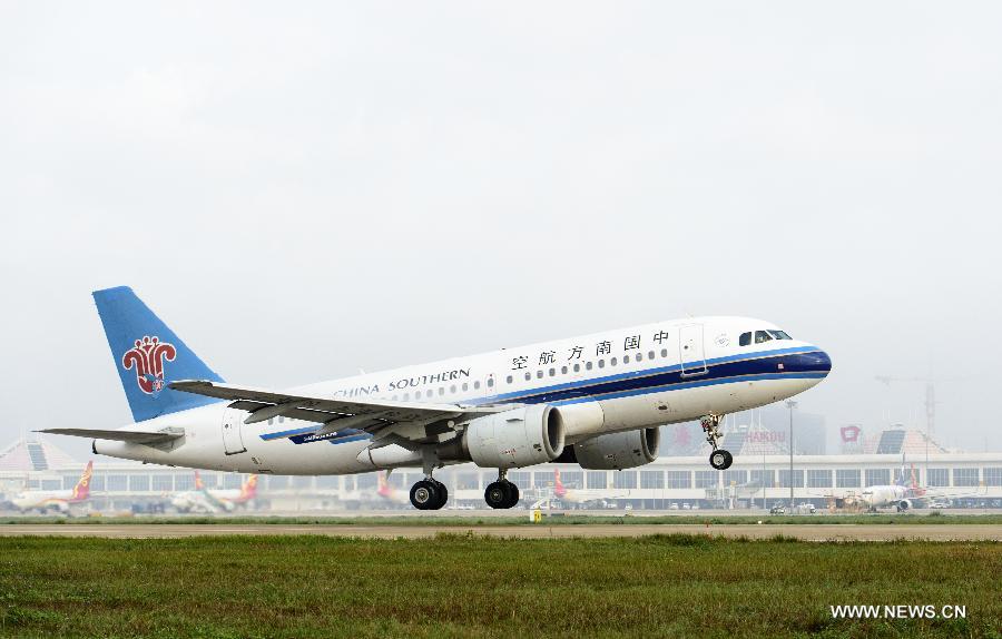 Два китайских гражданских самолета совершили успешную посадку на рифе Юншу в Южно- Китайском море