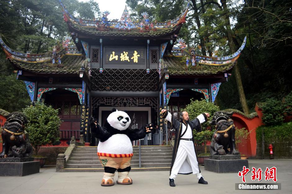 "Кунг-фу панда" вернулась на родину, чтобы посетить мастера ушу