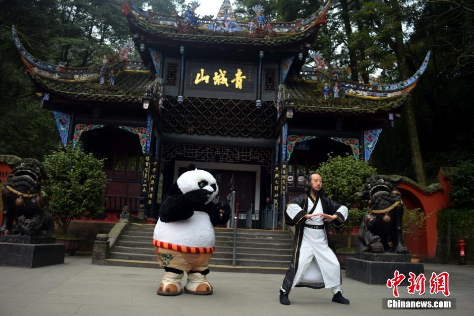 "Кунг-фу панда" вернулась на родину, чтобы посетить мастера ушу