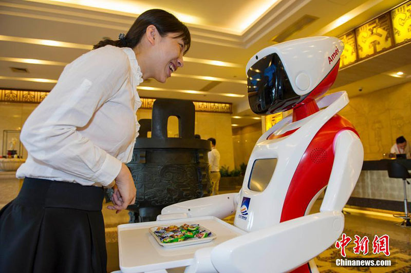 Интеллектуальные роботы приступили к работе в аэропорту "Мэйлань" города Хайкоу 