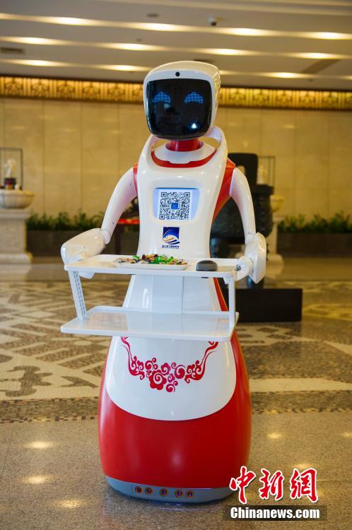 Интеллектуальные роботы приступили к работе в аэропорту "Мэйлань" города Хайкоу 