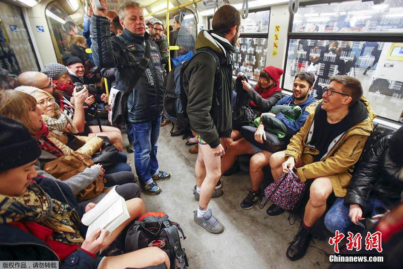 В метро многих странах прошел День без брюк