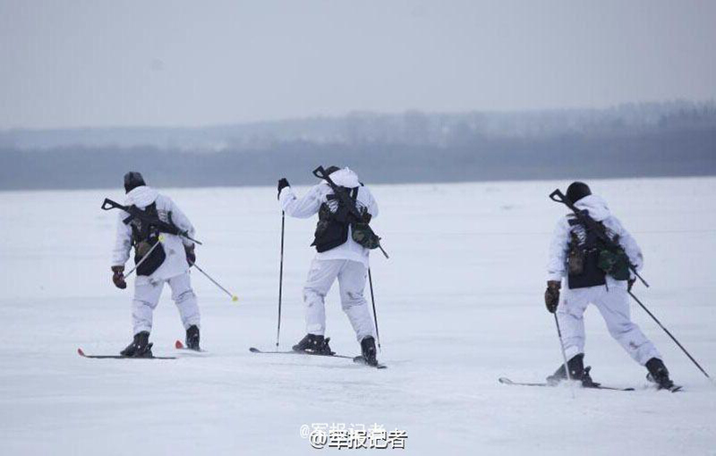 Фотографии зимних тренировок повышенной трудности военных НОАК 