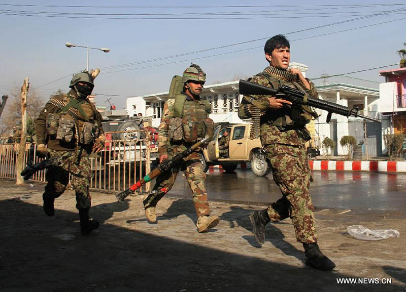 Кабул, 13 января /Синьхуа/ -- Утром среды в районе консульства Пакистана в афганском городе Джелалабад прогремел взрыв и вспыхнула перестрелка, в результате погибли четыре человека, еще двое получили ранения. (Синьхуа)