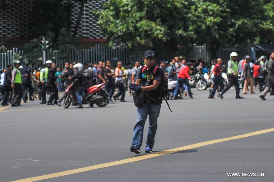 В торговом центре в столице Индонезии произошли взрывы и перестрелка