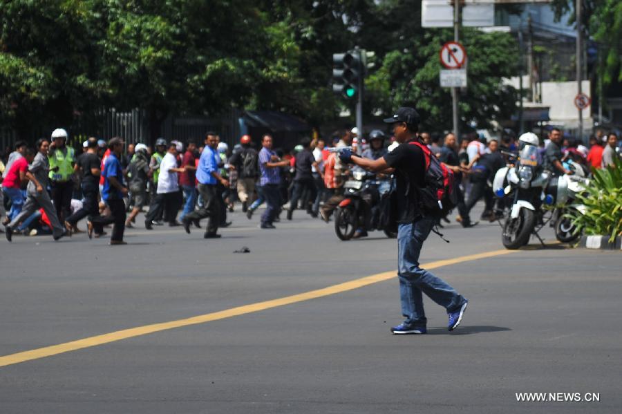 В торговом центре в столице Индонезии произошли взрывы и перестрелка