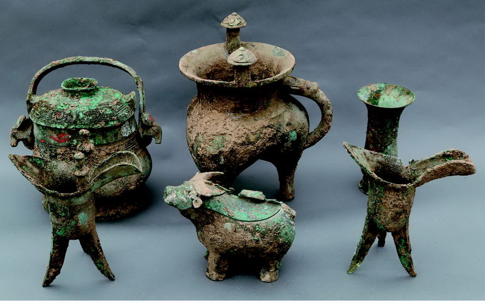 Бронзовые изделия, обнаруженные при раскопках руин Чжоуюань в городе Баоцзи провинции Шэньси.