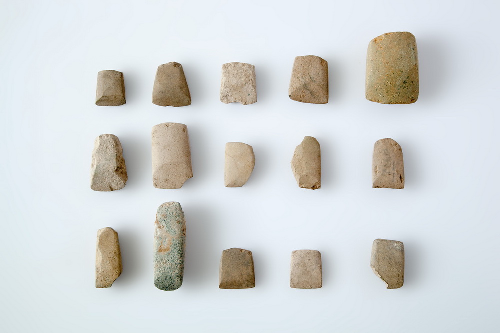 Каменные орудия, обнаруженные при раскопках неолитической стоянки в юго-восточной части провинции Хайнань.