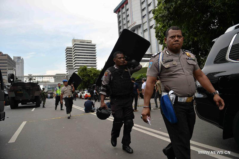 6 человек погибли в результате терактов в столице Индонезии