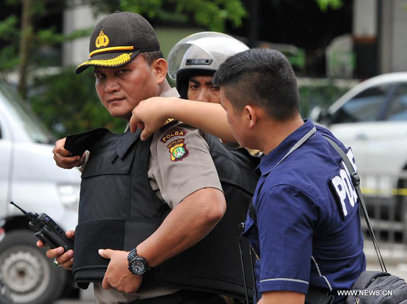 6 человек погибли в результате терактов в столице Индонезии