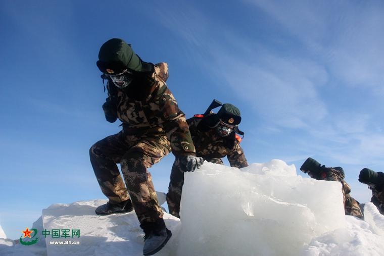 Китайские пограничники производят пеший обход реки на китайско-российской границе несмотря на морозы