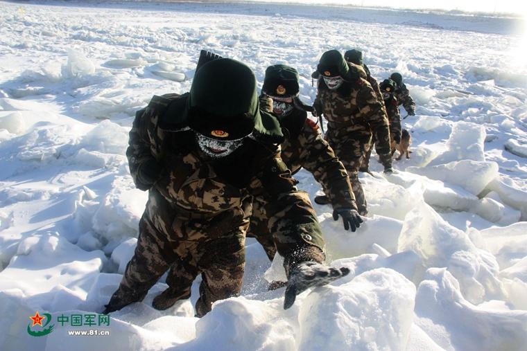 Китайские пограничники производят пеший обход реки на китайско-российской границе несмотря на морозы