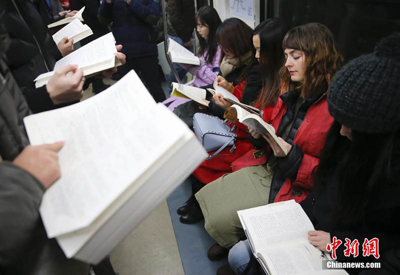 Книголюбы организовали флешмоб в пекинском метро