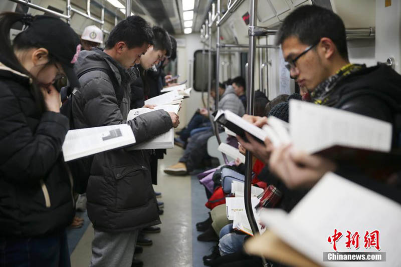 Книголюбы организовали флешмоб в пекинском метро