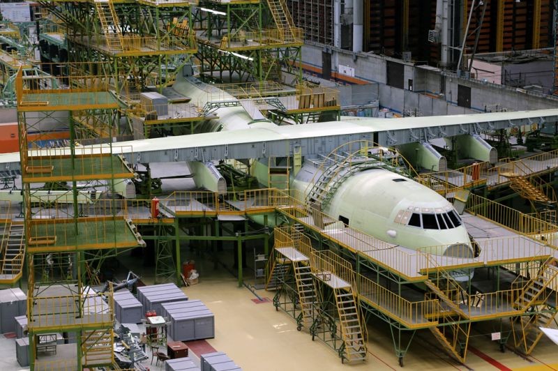 Транспортный самолет Ил-76МД-90А на линии производства на Ульяновском авиазаводе