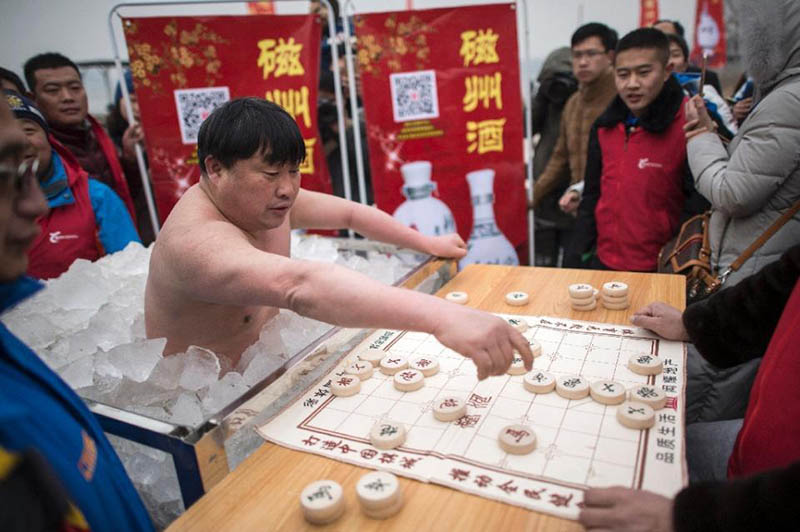 Китайский «морж» сыграл шахматы сидя в ящике со льдом