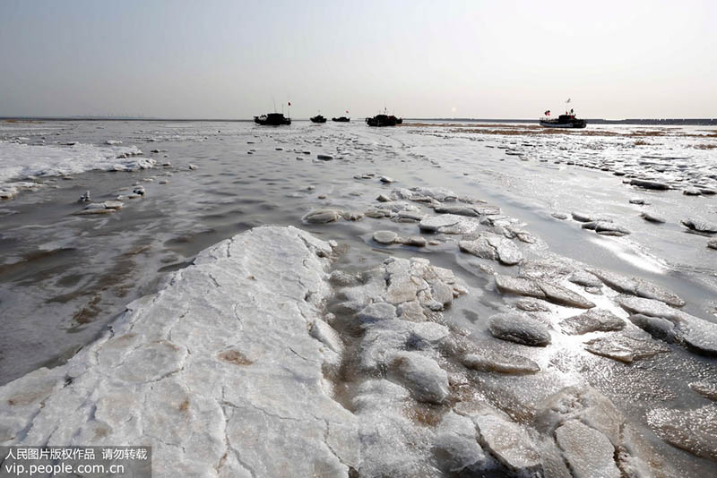 Бухта Хайчжоу провинции Цзянсу покрылась льдом