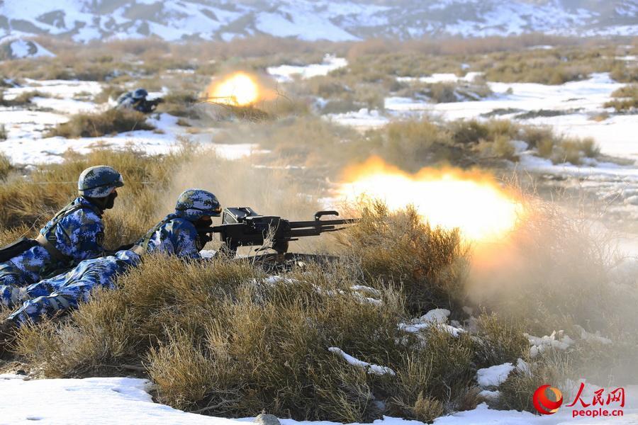 Войска морской пехоты НОАК провели учения в заснеженной пустыне