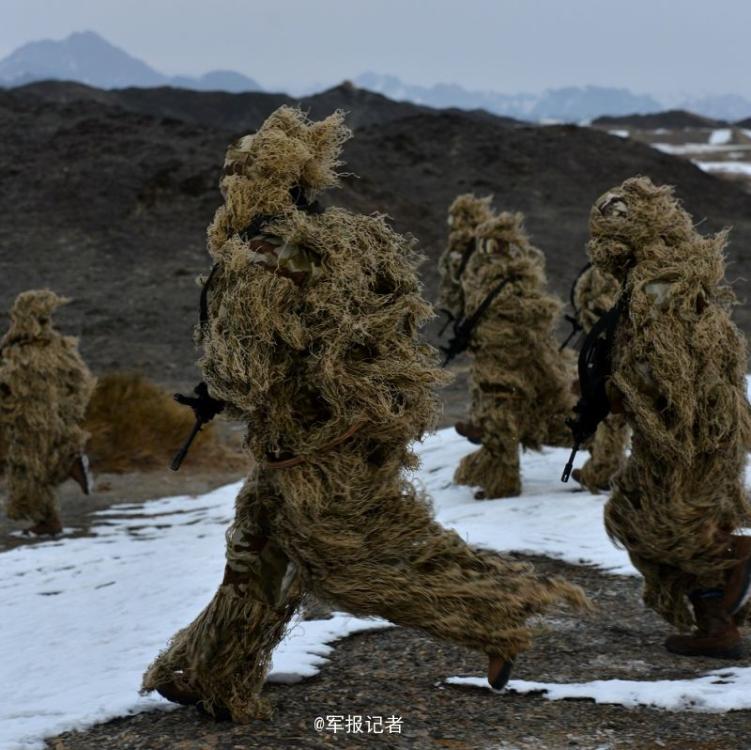 Китайские женщины-снайперы прошли тренировку в условиях низких температур в синьцзянской пустыне