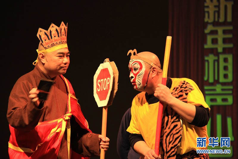 На фото: 24 января в Канаде в Центре театрального искусства, актеры исполняют комический скетч-шоу. (Синьхуа)