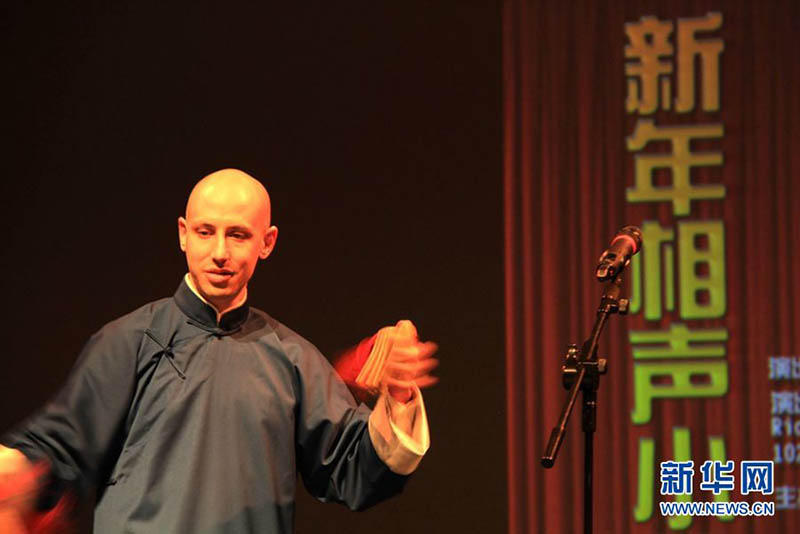 На фото: 24 января в Канаде в Центре театрального искусства, канадский молодой человек исполняет аллегро на китайском языке. (Синьхуа)