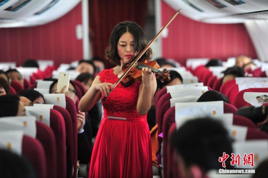 Музыканты в самолете устроили концерт для пассажиров