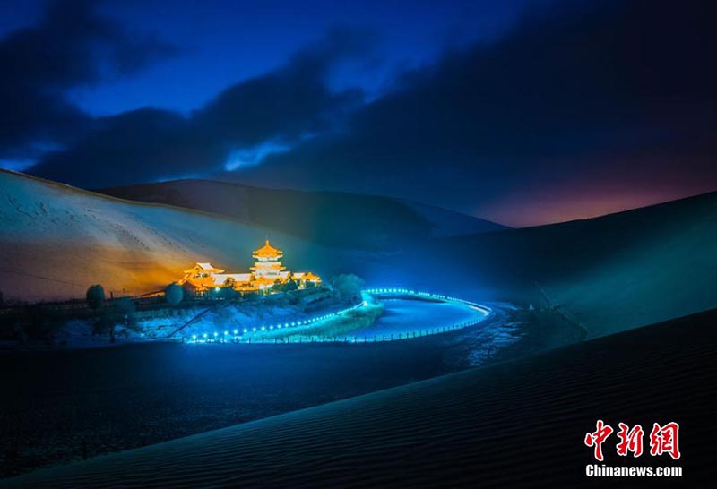 Волшебный пейзаж живописного района Поющой дюны оз. Юэяцюань в городе Дуньхуан