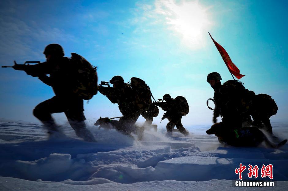 Синьцзянские пограничники провели учения в снегу