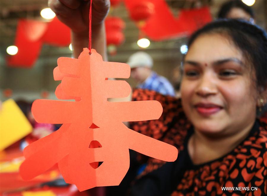 На фото: 6 февраля 2016 года, в Китайском культурном центре в Большом Торонто в Канаде, по случаю наступающего праздника Весны - традиционного китайского Нового года по лунному календарю, прошли празднования. (Синьхуа/Цзоу Чжэн)