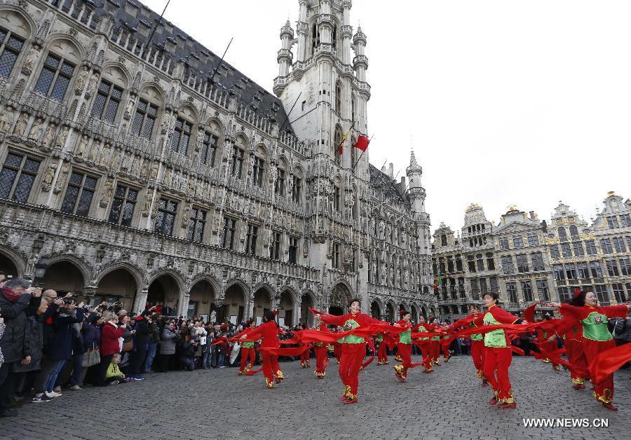 На фото: 6 февраля, в центре бельгийской столицы Брюсселя, состоялся парад костюмов по случаю наступающего праздника Весны - традиционного китайского Нового года по лунному календарю. (Синьхуа/Е Пинфань)