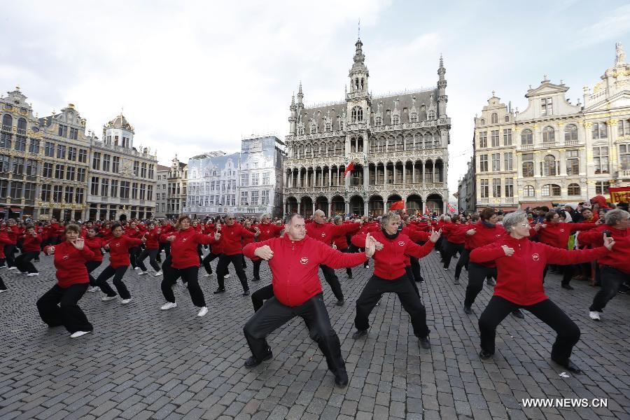 На фото: 6 февраля, в центре бельгийской столицы Брюсселя, состоялся парад костюмов по случаю наступающего праздника Весны - традиционного китайского Нового года по лунному календарю. (Синьхуа/Е Пинфань)