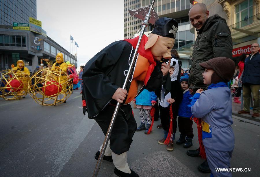 На фото: 6 февраля, в центре бельгийской столицы Брюсселя, состоялся парад костюмов по случаю наступающего праздника Весны - традиционного китайского Нового года по лунному календарю. (Синьхуа/Чжоу Лэй)