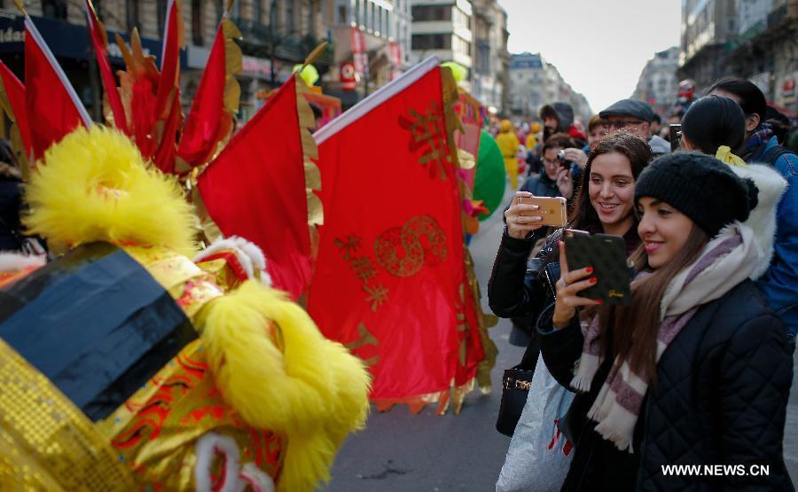 На фото: 6 февраля, в центре бельгийской столицы Брюсселя, состоялся парад костюмов по случаю наступающего праздника Весны - традиционного китайского Нового года по лунному календарю. (Синьхуа/Чжоу Лэй)