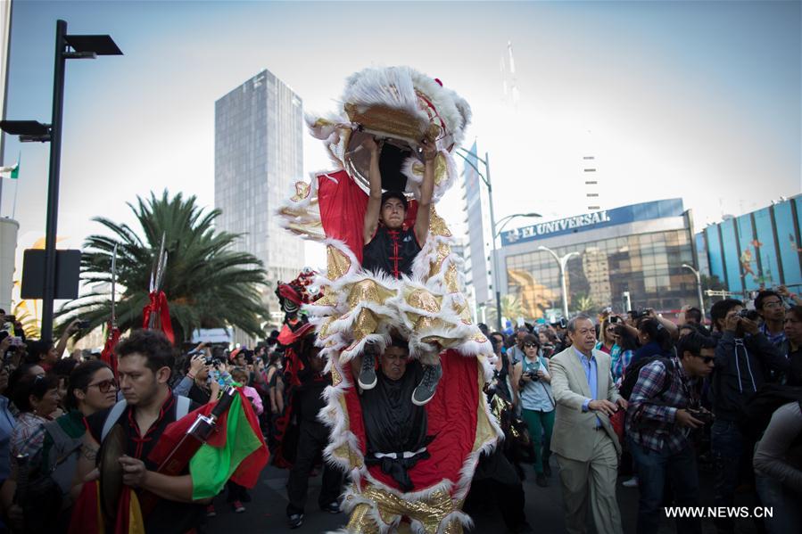 На фото: Люди принимают участие в параде в честь китайского Нового года по лунному календарю в Мехико, столице Мексики, 6 февраля 2016 года. (Синьхуа/Pedro Mera)