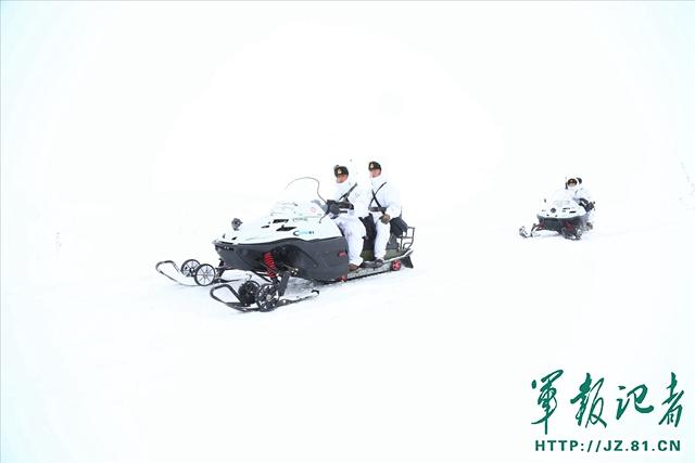 В Синьцзяне для пограничного патруля используются снегоходы