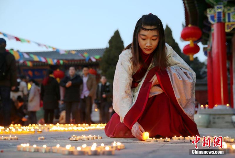 В сианьском храме “Гуанжэньсы" зажгли сто тысяч лампад для счастья в Новом году