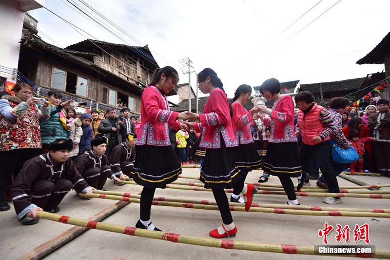 В провинции Гуанси отметили традиционный праздник ткачества народности Дун