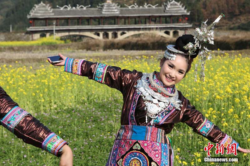 Наступает весна,  девушки народности Дун гуляют в поле