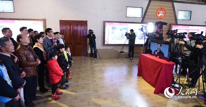 Си Цзиньпин провел онлайн-общение с жителями деревни Чиси провинции Фуцзянь в студии сайта «Жэньминьван»