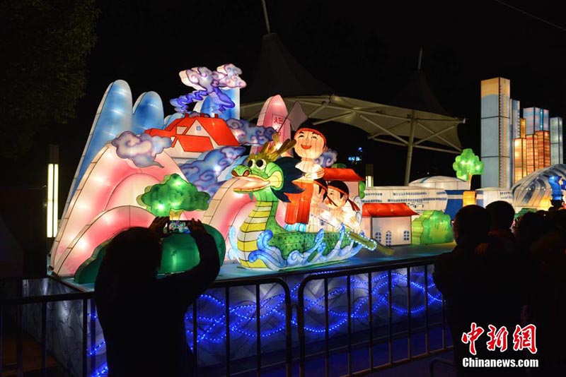 В Фучжоу на праздник Юаньсяо зажгли тематические фонари посвященные году Обезьяны